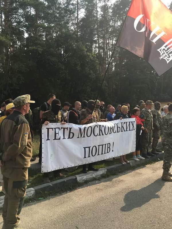 Соцмережі про ОУНівську акцію проти "мирної хресної ходи"