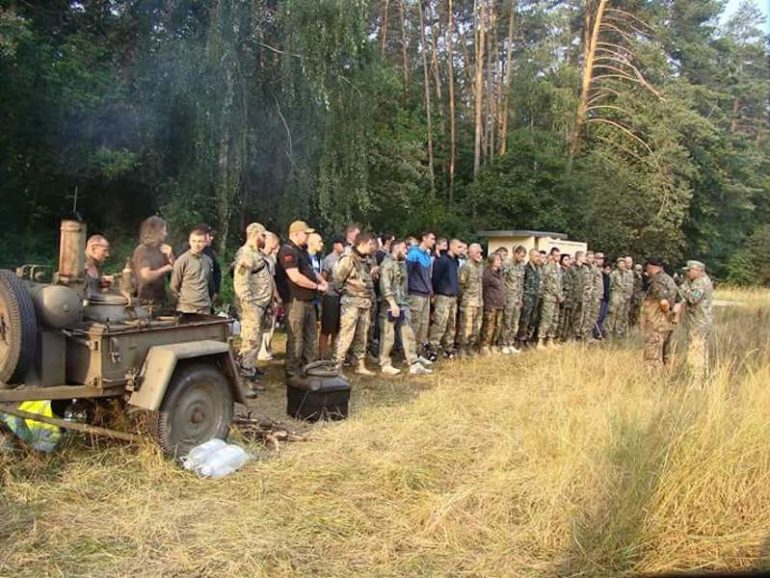 Соцмережі про ОУНівську акцію проти "мирної хресної ходи"