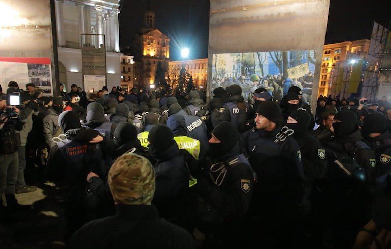 Напад поліцаїв на учасників акції 21 листопада на Майдані