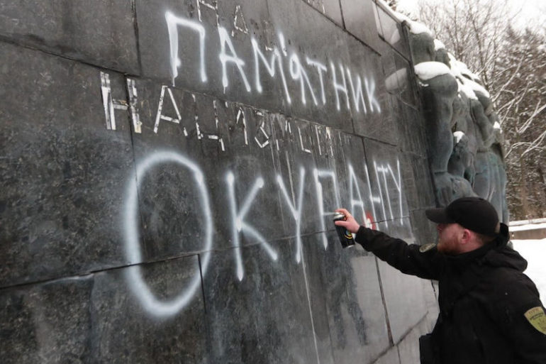 Акція проти радянського монументу у Львові