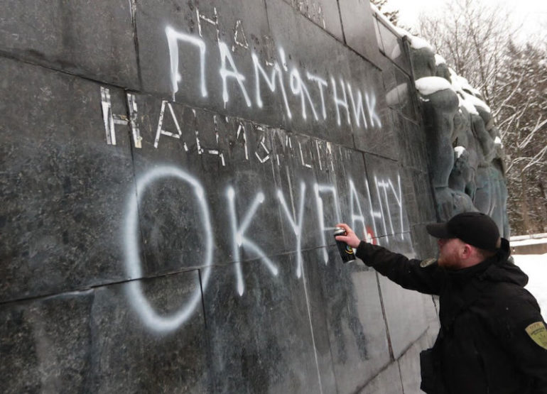 Акція проти радянського монументу у Львові