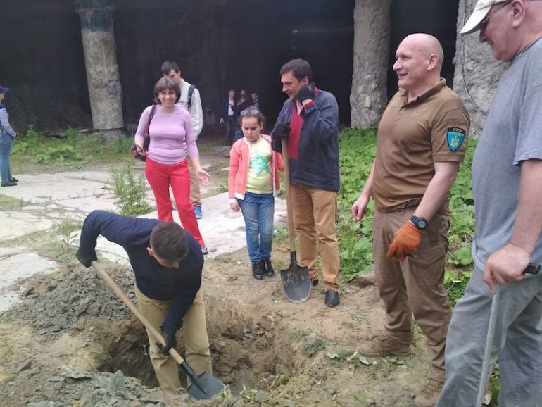Встановлення хреста на Поштовій площі