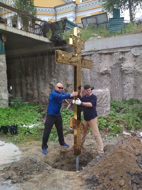 Встановлення хреста на Поштовій площі