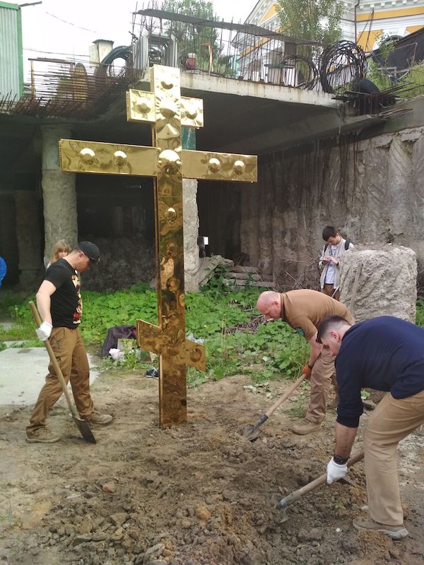 Встановлення хреста на Поштовій площі