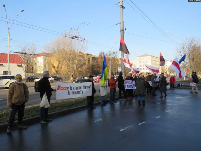 Пікетування російського посольства проти анексії Білорусі