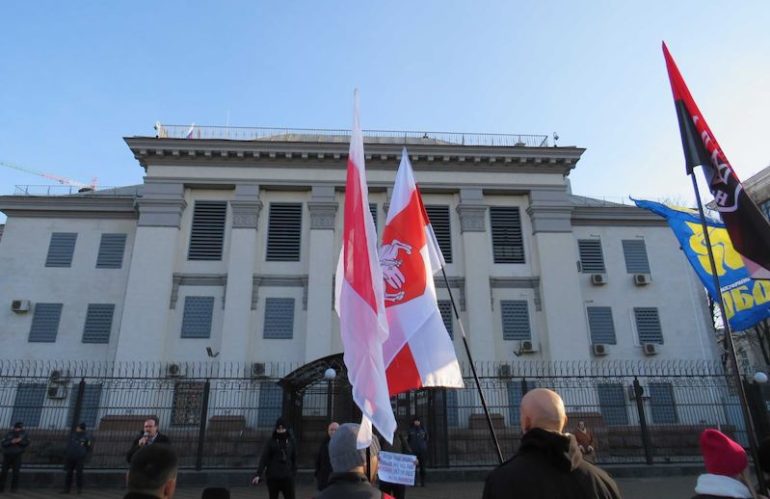 Пікетування російського посольства проти анексії Білорусі