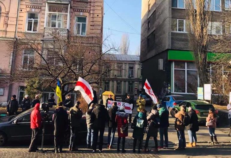 ОУН долучився до пікетування посольства Білорусі у Києві