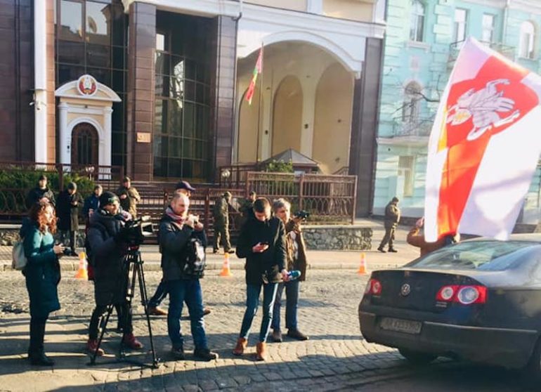 ОУН долучився до пікетування посольства Білорусі у Києві